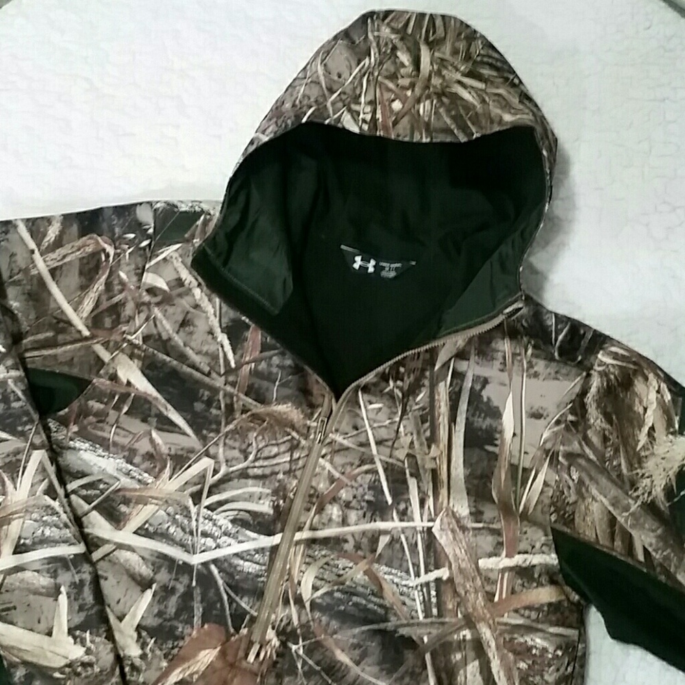 Men's Small 1/2 zip hooded under Armour jacket